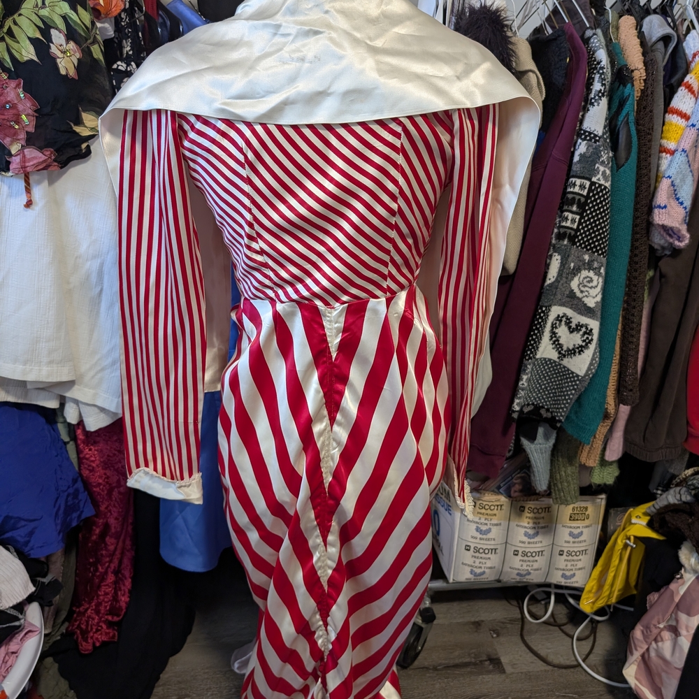 Red and White Circus/Clowncore Striped Satin Robe - Picture 4 of 5